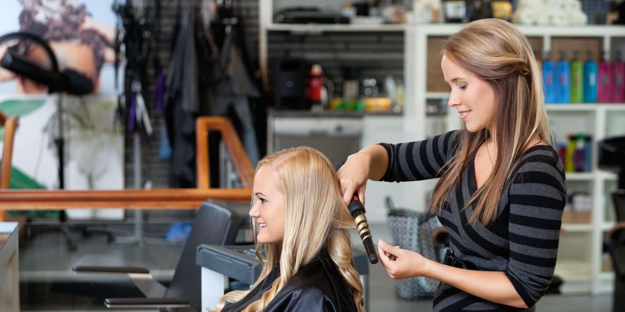 フランスの美容院で髪を切る女性。