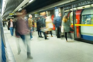 フランスの地下鉄の駅を歩く人々のぼやけた画像。