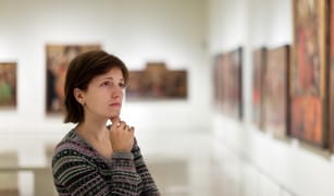 フランスの美術館で絵画を鑑賞する女性。