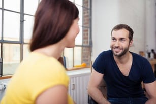 フランスのオフィスで話している男性と女性。