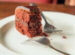 フォークでお皿に盛られたおいしいチョコレート ケーキは、フランスの贅沢を思い出させます。