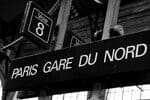 「France gare du nord」という文字が書かれた駅の白黒写真。