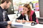 店のカウンターにいるフランス人の男性と女性。