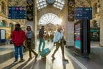 フランスの駅を歩く人々のグループ。