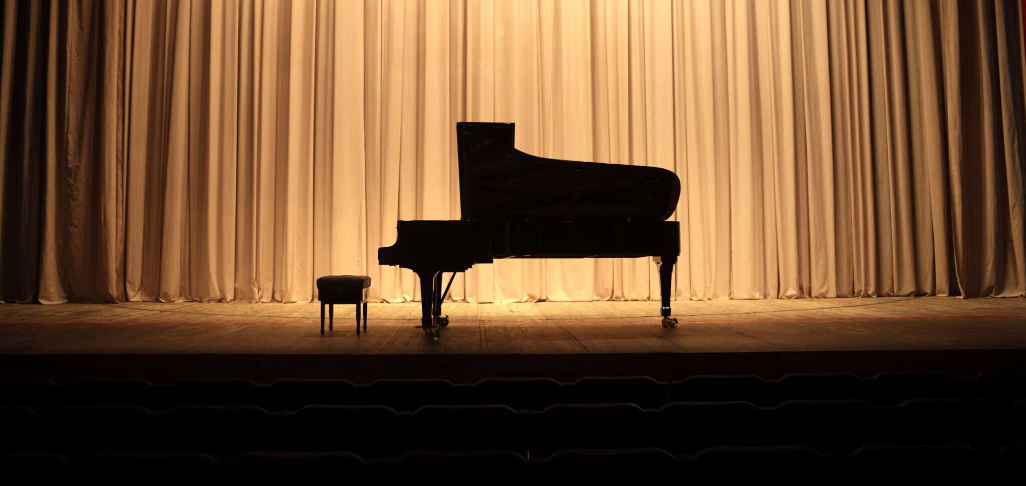 フランスのオーディトリウムのカーテンの前にあるグランドピアノ。 フランスのオーディトリウムのカーテンの前にあるグランドピアノ。