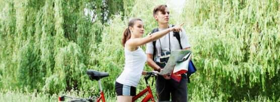 フランスで自転車の隣に立つ男性と女性。