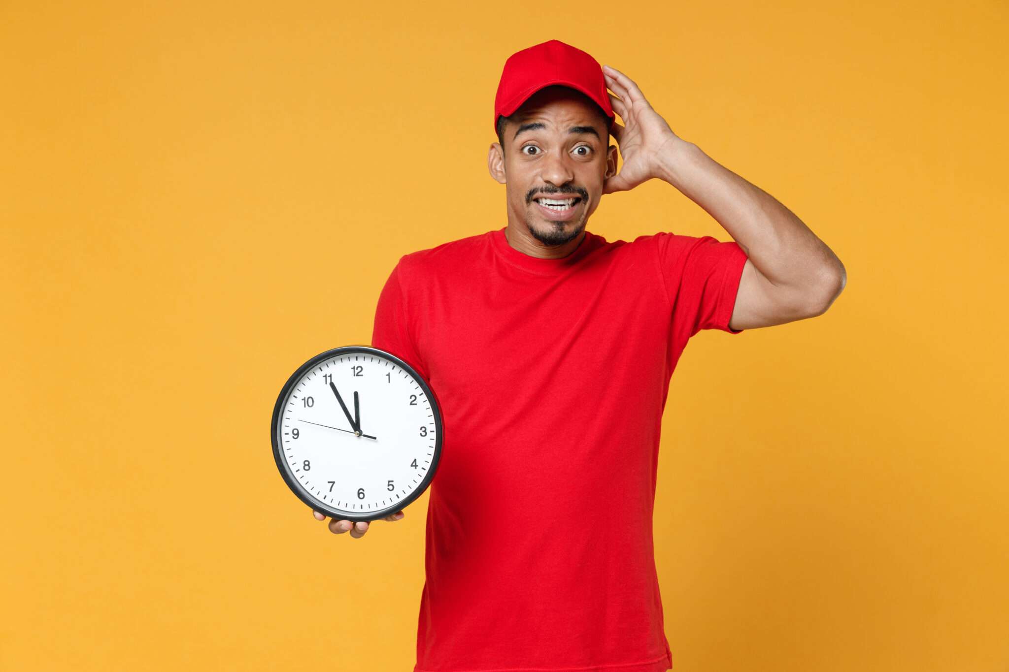 フランスの黄色の背景に時計を持つ男性。 フランスの黄色の背景に時計を持つ男性。