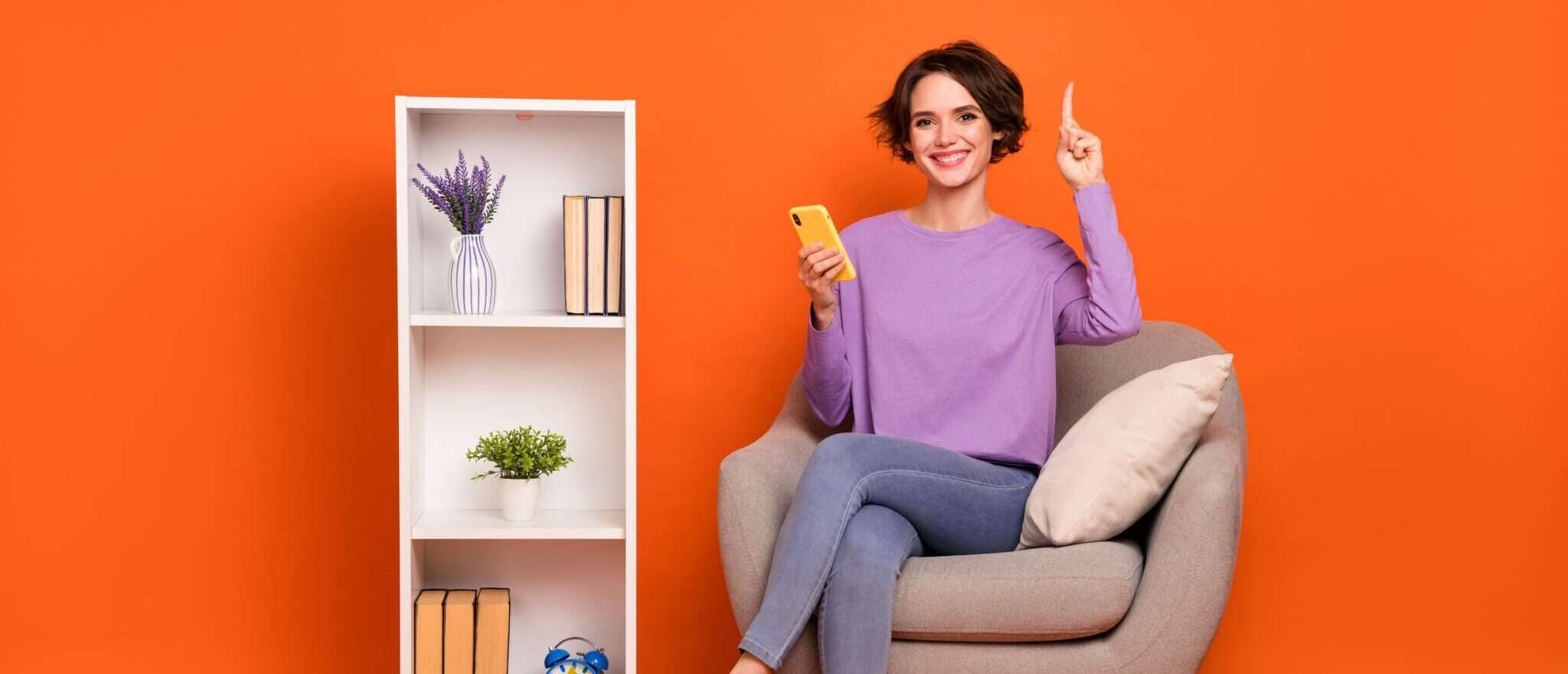 フランスで椅子に座って携帯電話を持つ女性。 フランスで椅子に座って携帯電話を持つ女性。