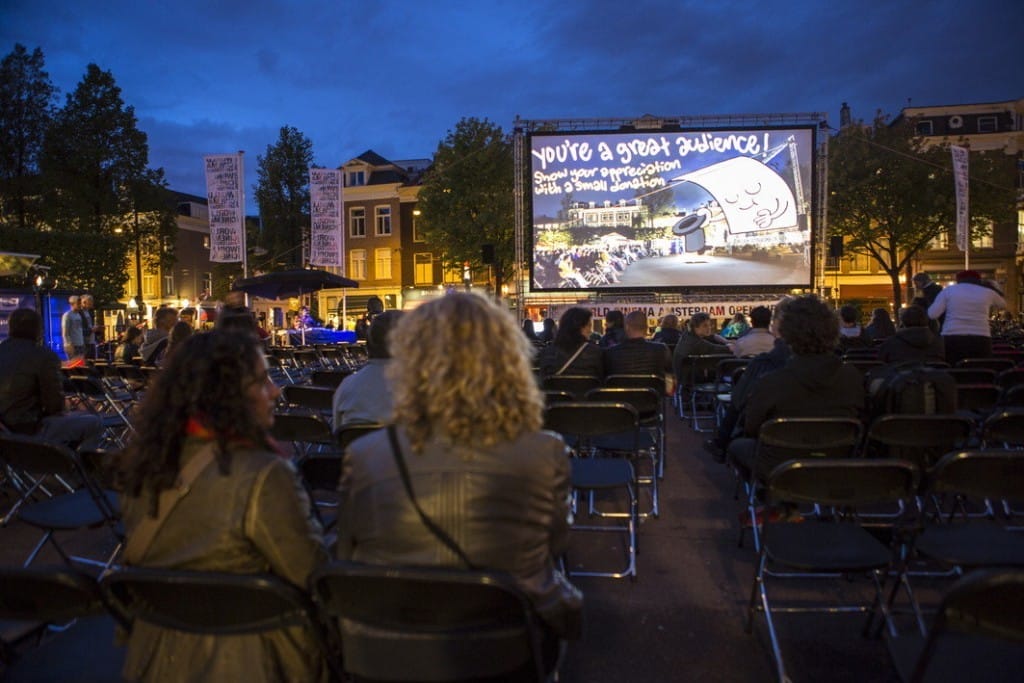 フランスで映画を見ている人々のグループ。