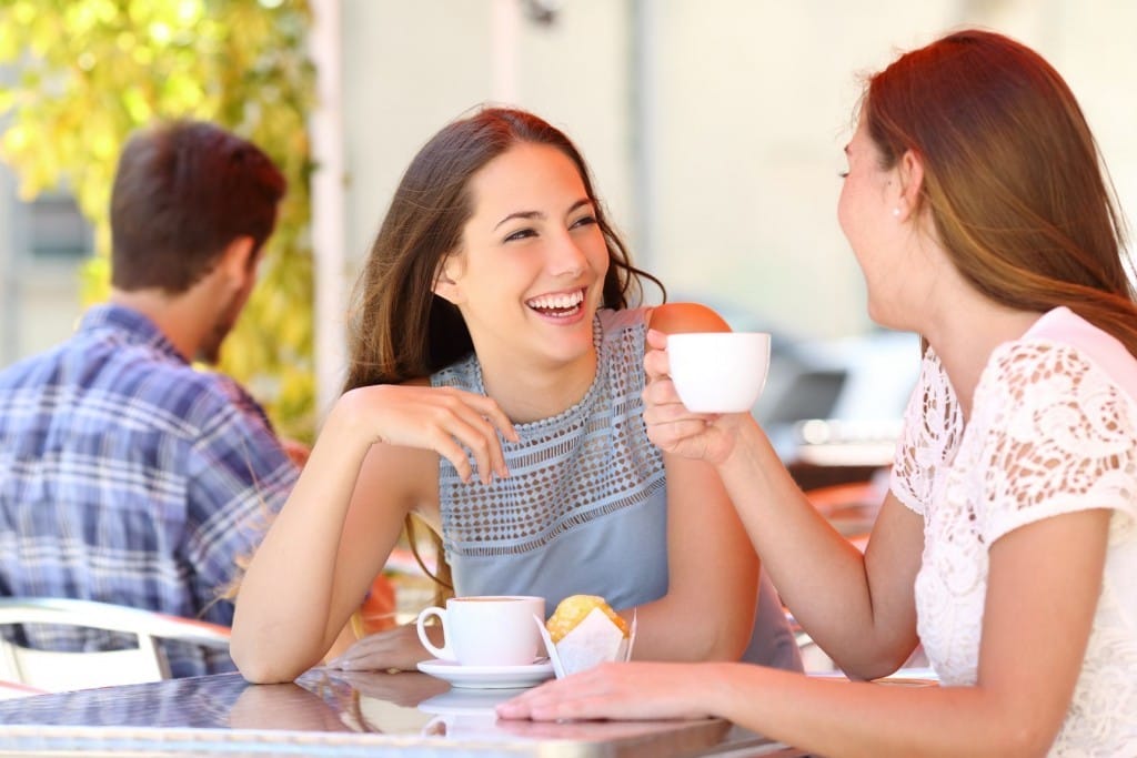 フランスでテーブルに座ってコーヒーを飲む 2 人の女性。