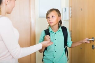 フランスのドアの前で少年が女性と話している。