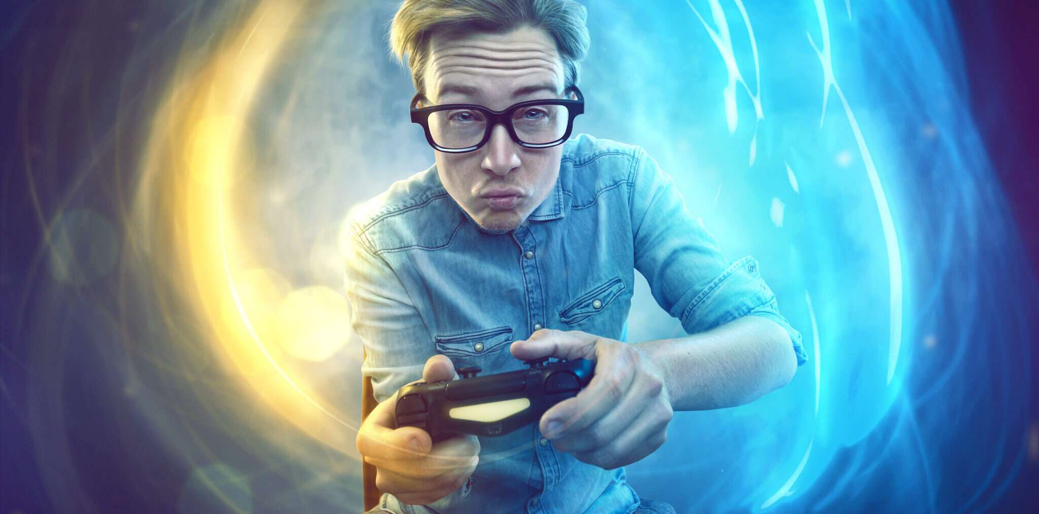 フランスの青い背景の前でビデオ ゲーム コントローラーを持った男性。