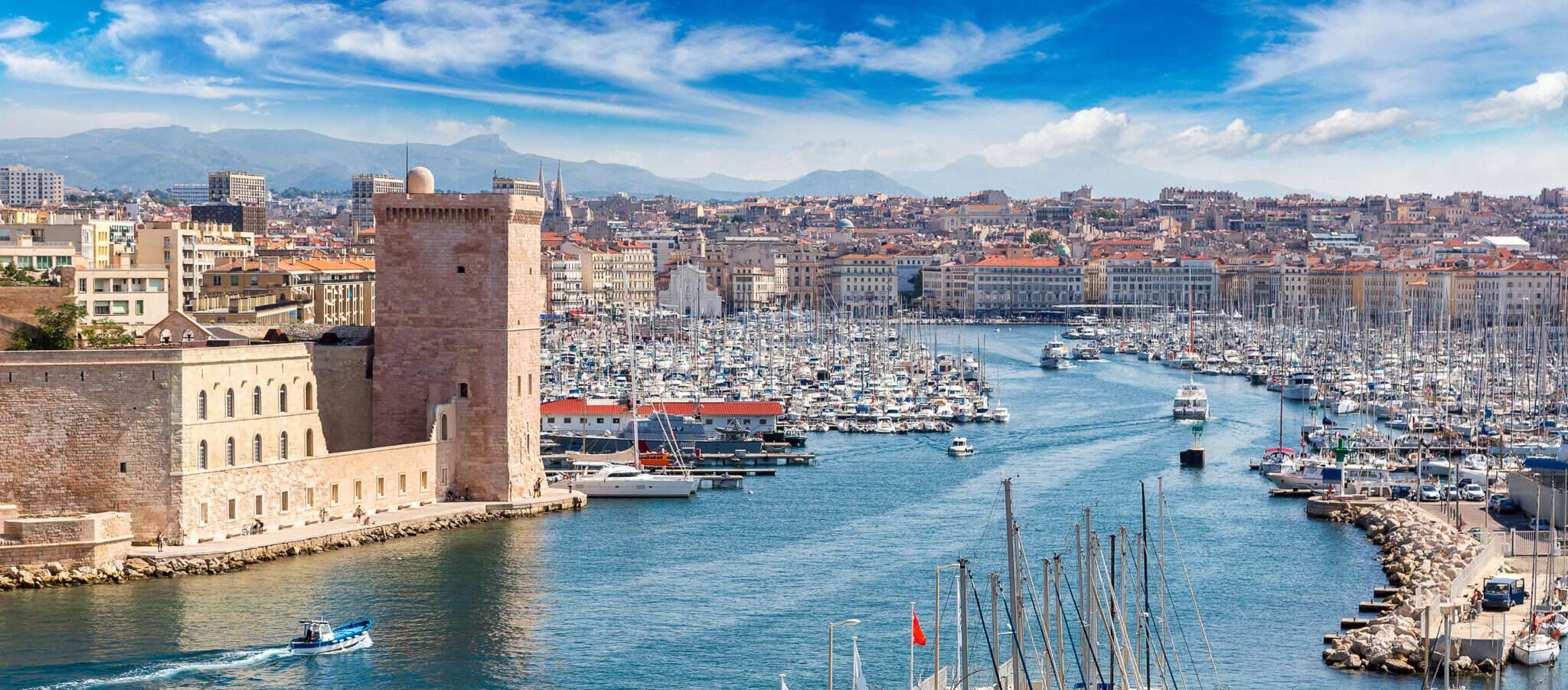 城を背景にしたフランスの都市の港。 城を背景にしたフランスの都市の港。