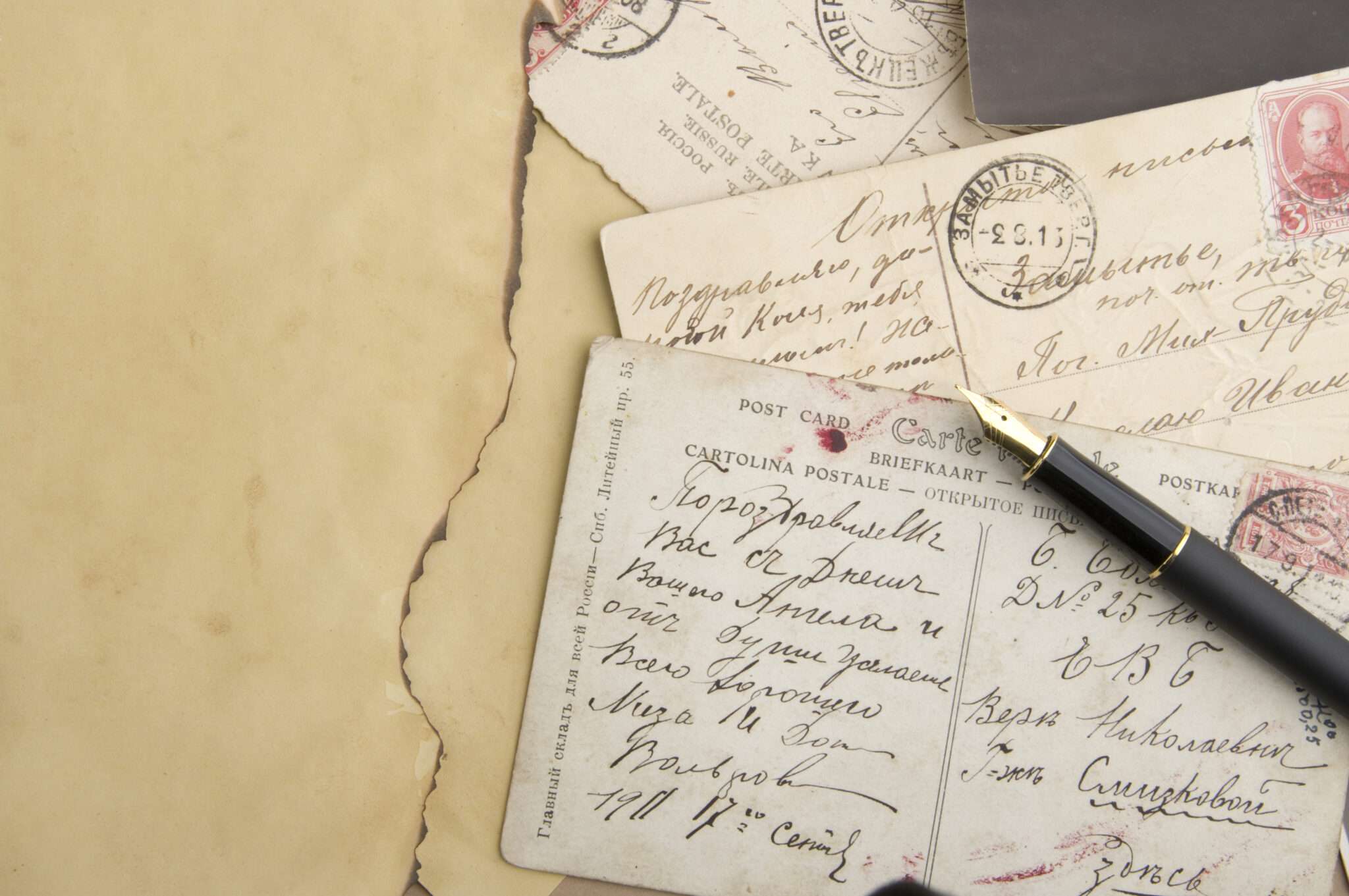 フランスからの切手と紙にペン。 フランスからの切手と紙にペン。