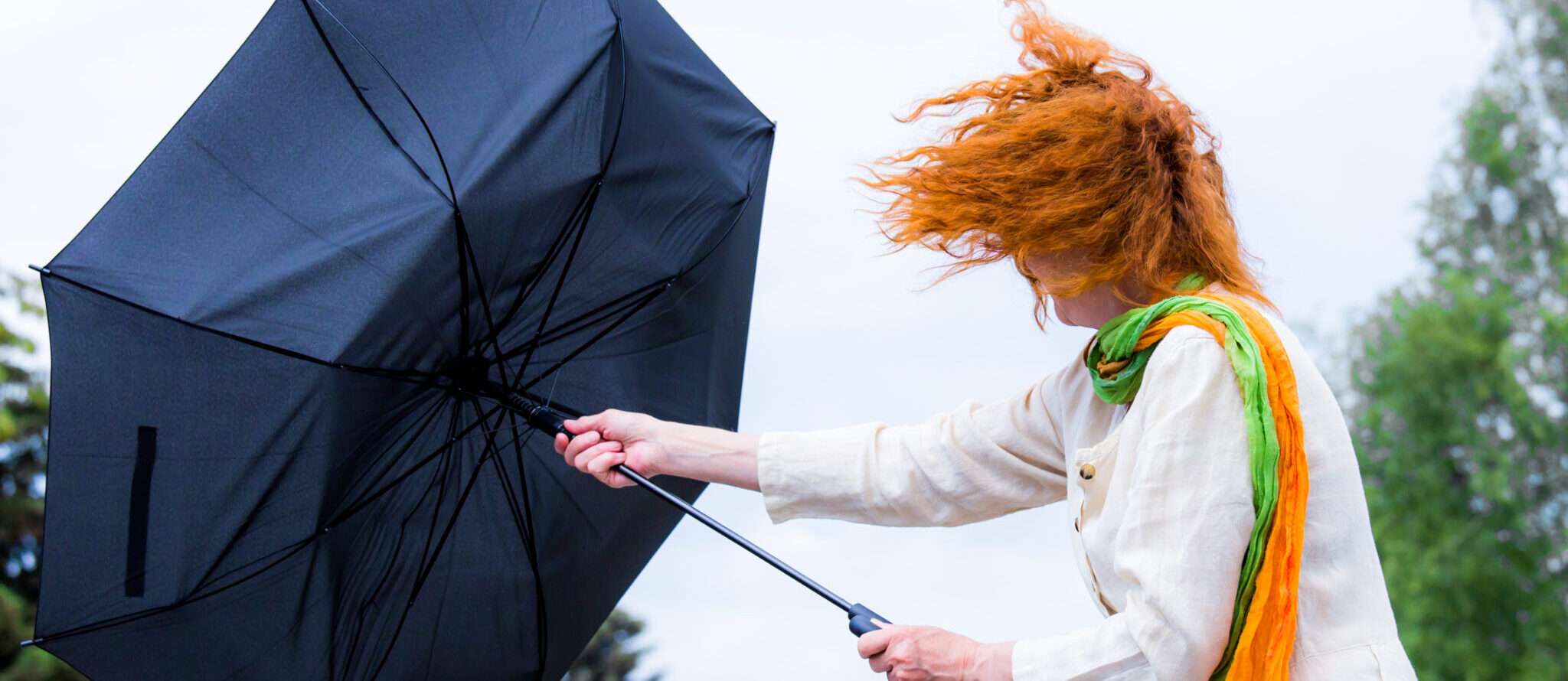 フランスで黒い傘を持つ女性。