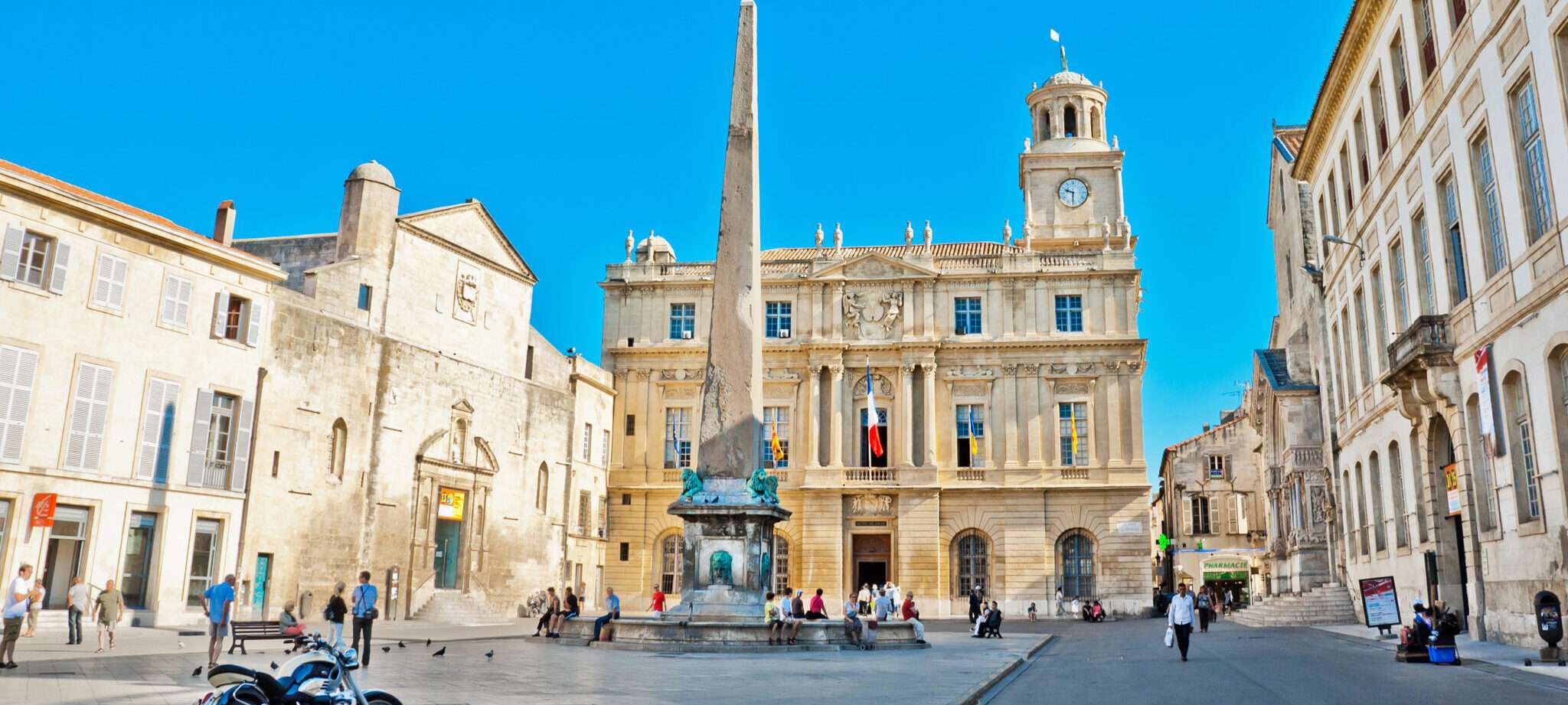 時計塔とその前にバイクが停まっているフランスの広場。 時計塔とその前にバイクが停まっているフランスの広場。