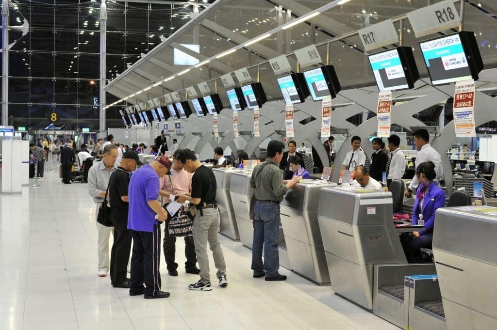 フランスの空港で列に並ぶ人々。