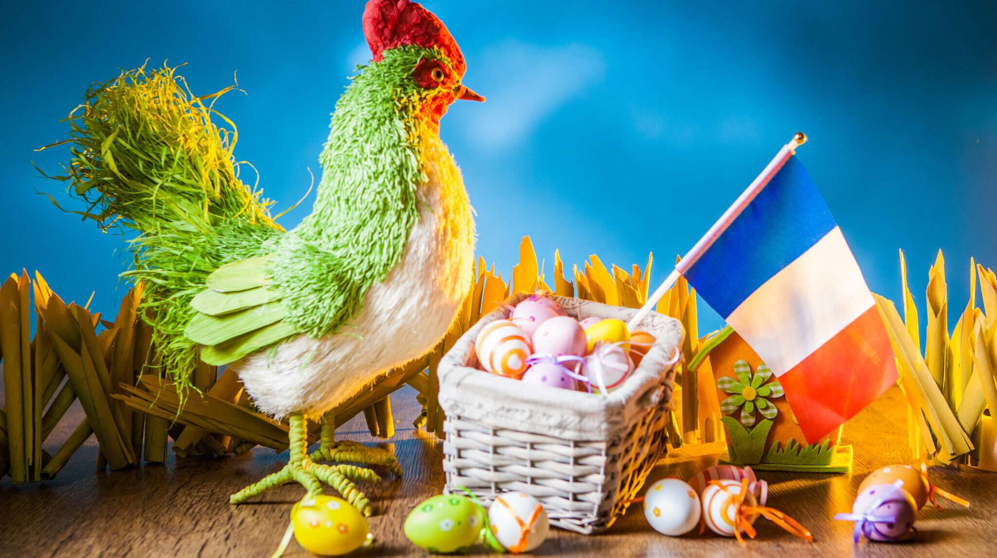 イースターエッグとフランス国旗のバスケットを持ったオンドリ。 イースターエッグとフランス国旗のバスケットを持ったオンドリ。