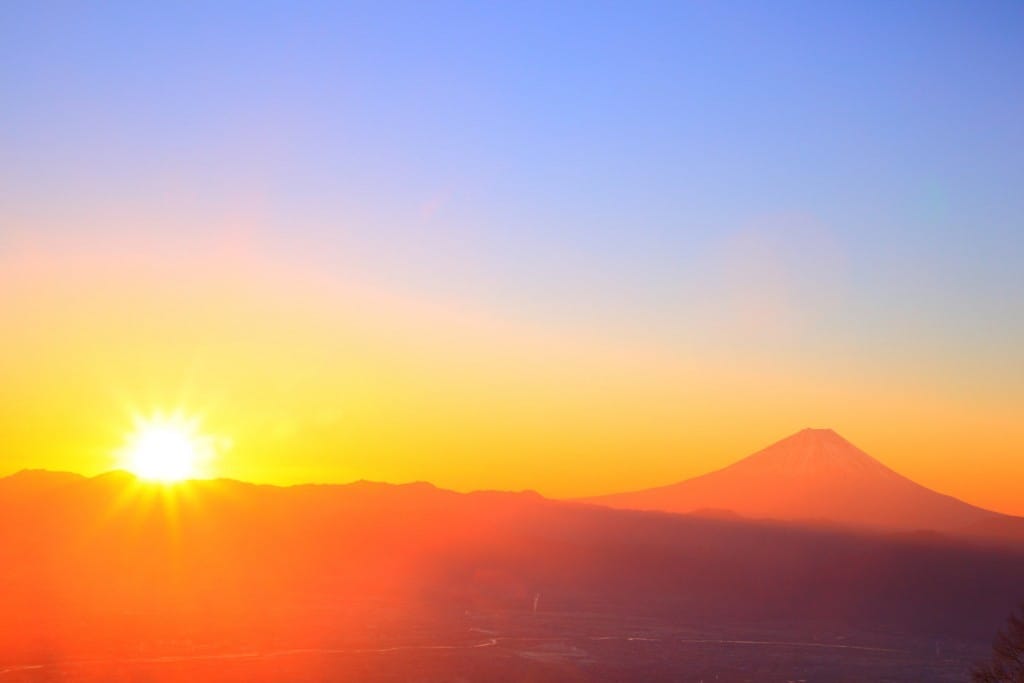 フランスの山の上から太陽が昇っています。