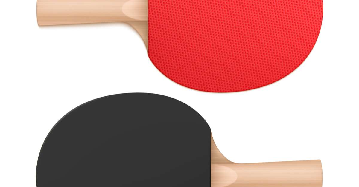 フランスの白い背景に 2 つの卓球のパドル。 フランスの白い背景に 2 つの卓球のパドル。