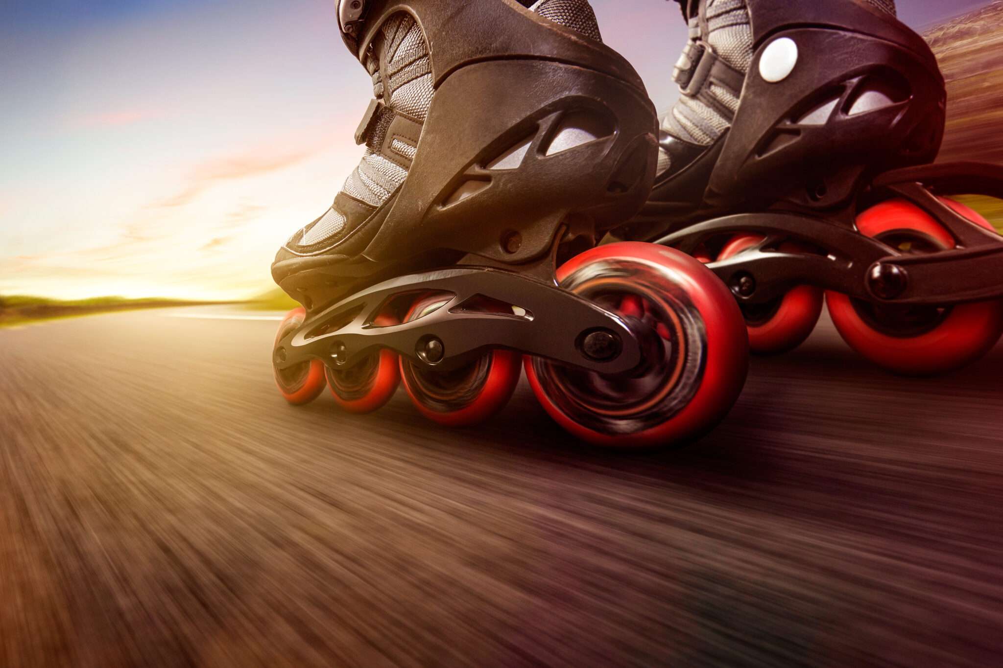 フランスの夕暮れ時の道路にあるローラー スケート。