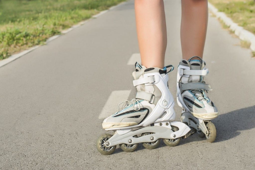 フランスの道路でローラースケートを履いた女性。