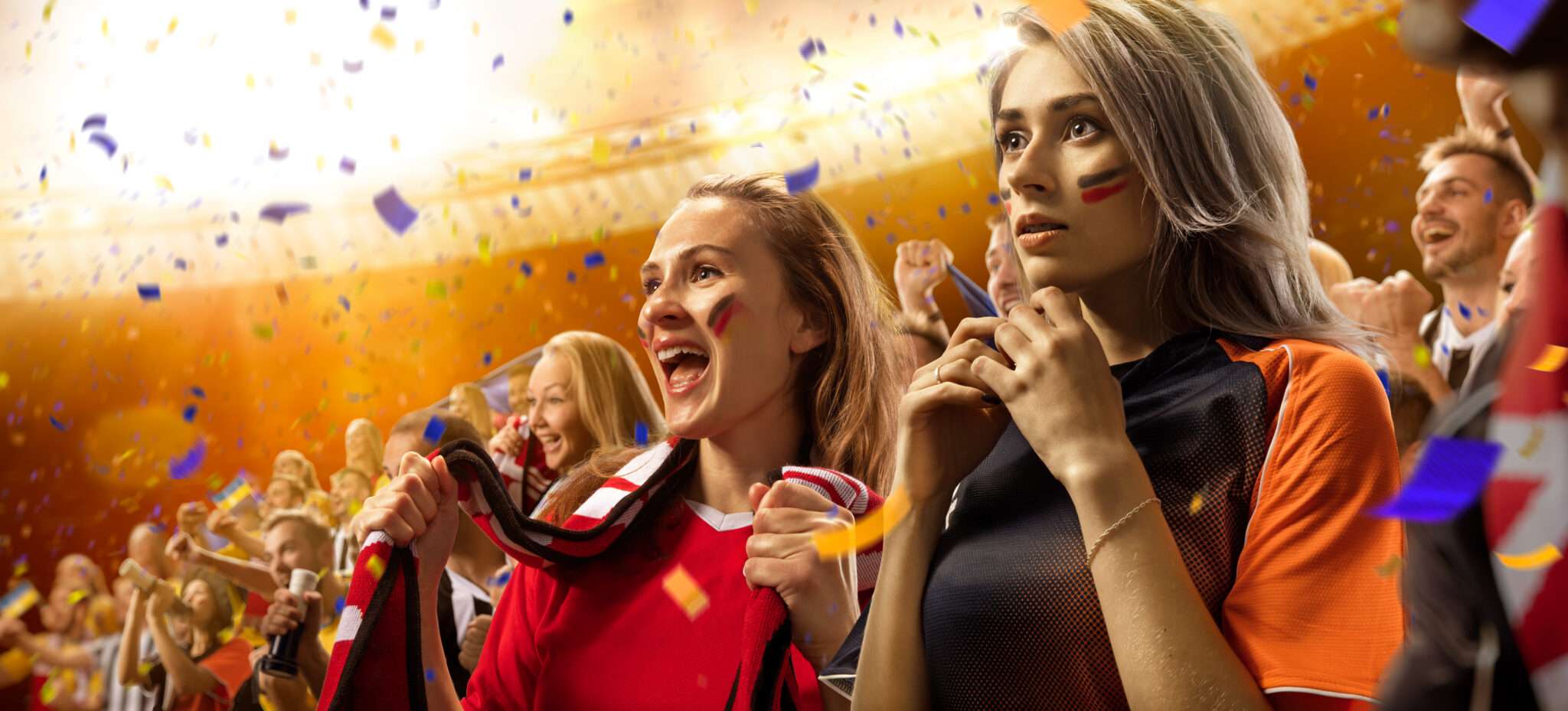 紙吹雪が舞うスタジアムでフランスの勝利を祝う人々のグループ。 紙吹雪が舞うスタジアムでフランスの勝利を祝う人々のグループ。