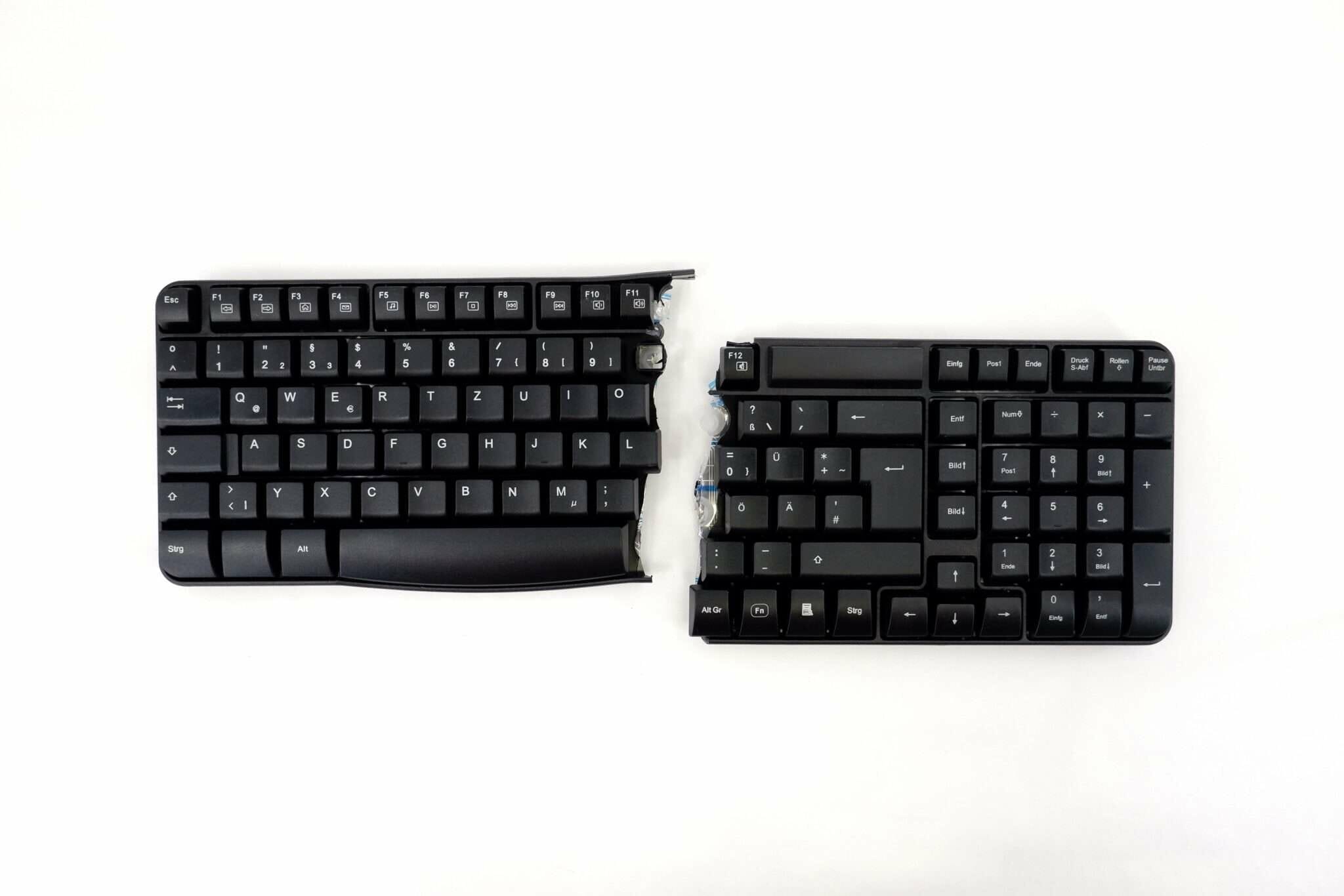 フランスの白い表面に壊れた 2 つのキーボード。 フランスの白い表面に壊れた 2 つのキーボード。