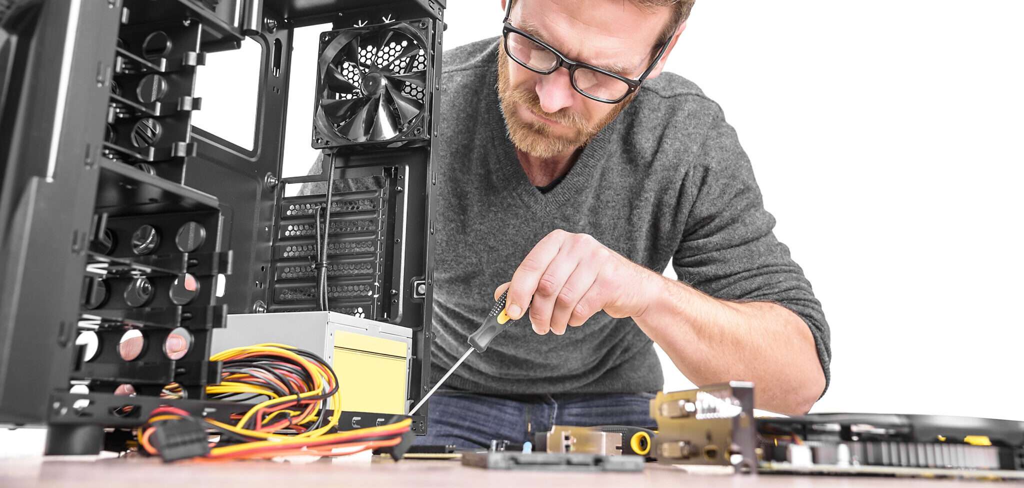 フランスで男性がコンピューターで作業しています。