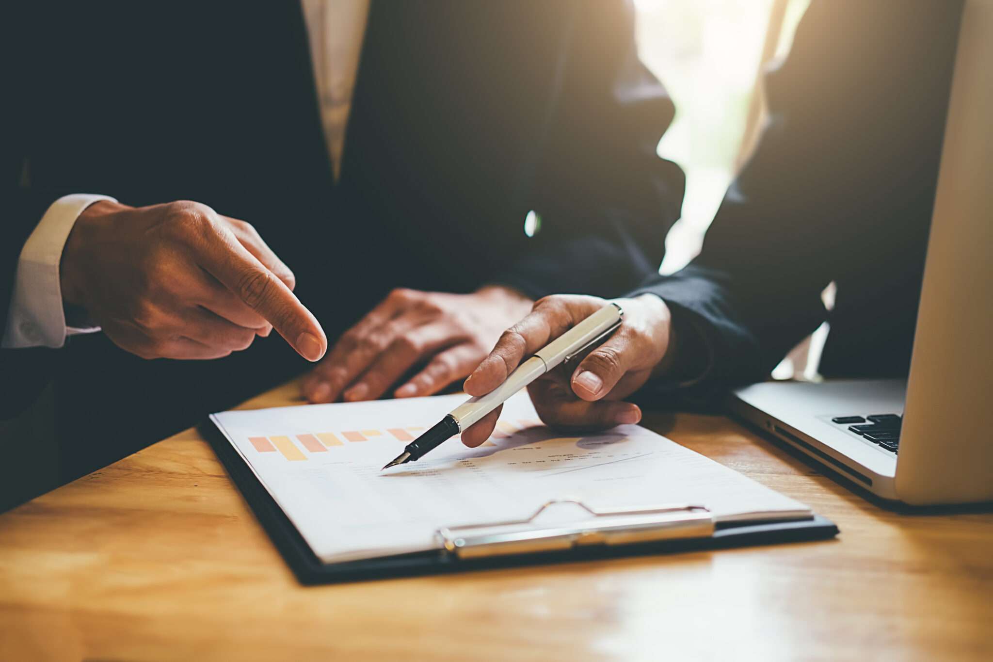 フランスで紙を指差す 2 人のビジネスマン。 フランスで紙を指差す 2 人のビジネスマン。