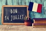 本の横に「bon 14 juliet」という単語が書かれた黒板、フランスの国旗、フランスに関する言及。