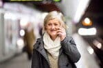 フランスの地下鉄の駅で携帯電話で話す女性。