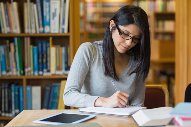 図書館でフランス語の本を書いている学生。