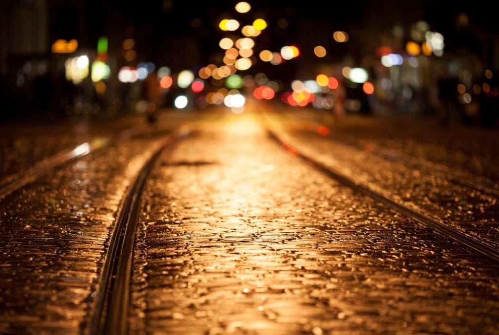 フランスの夜の線路をイメージ。