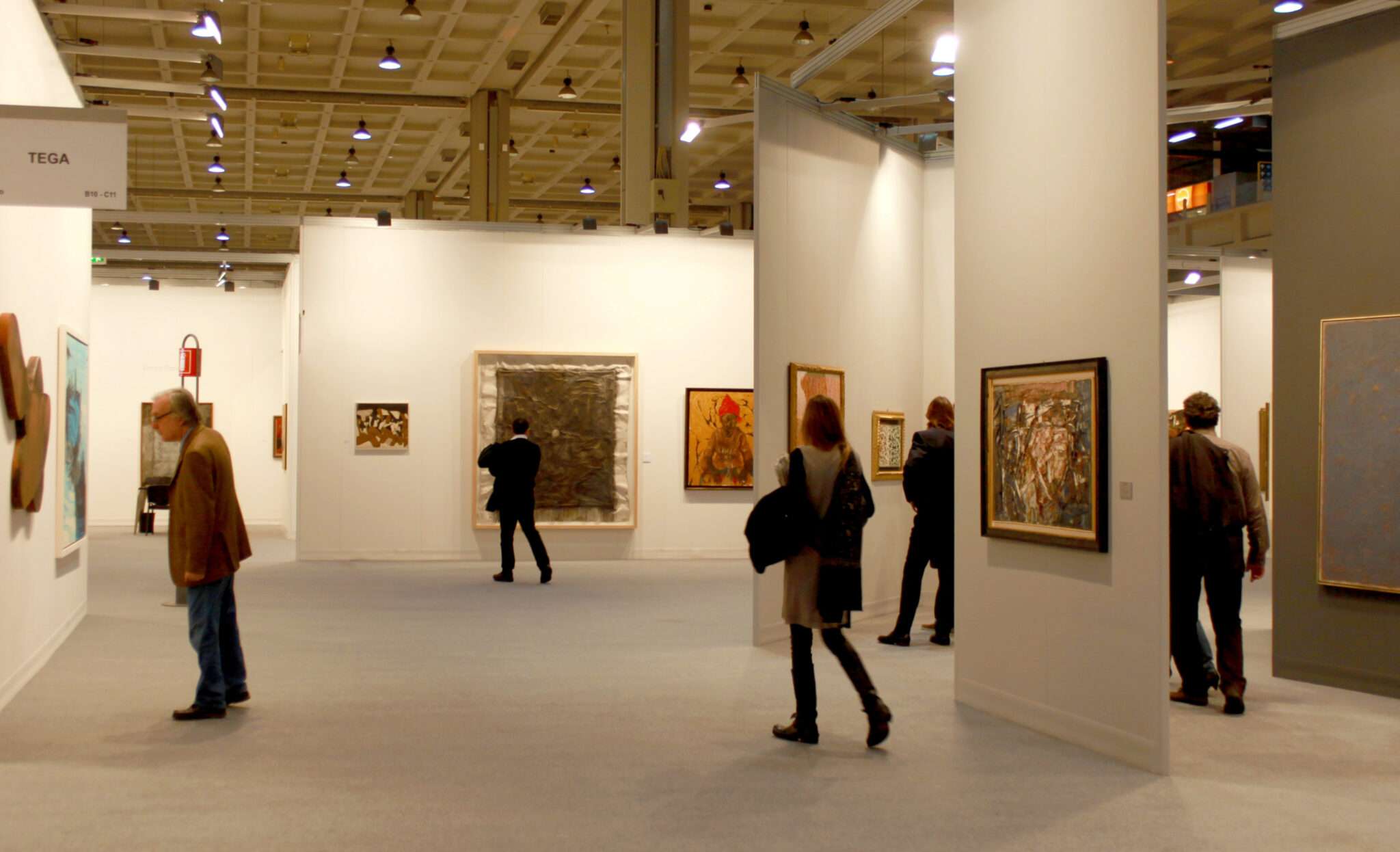 フランスの部屋に立つ人々のグループ。