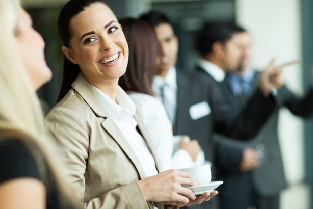 １グループのビジネス人々がフランスでの会議中です。