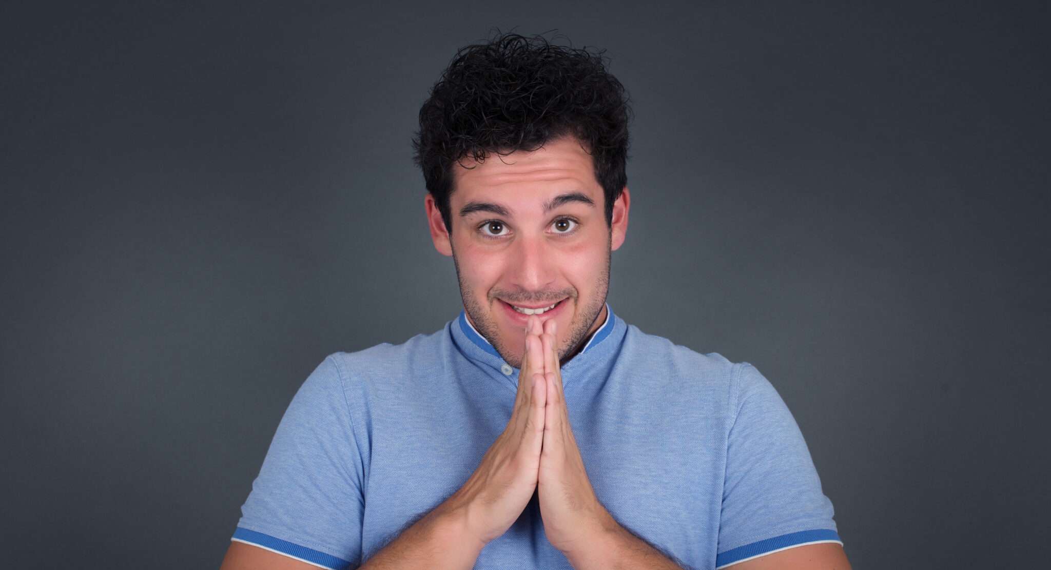 顔に手を当てているフランスから来た青年。