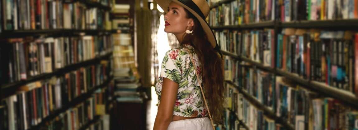 フランスの書店を歩く帽子をかぶった女性。