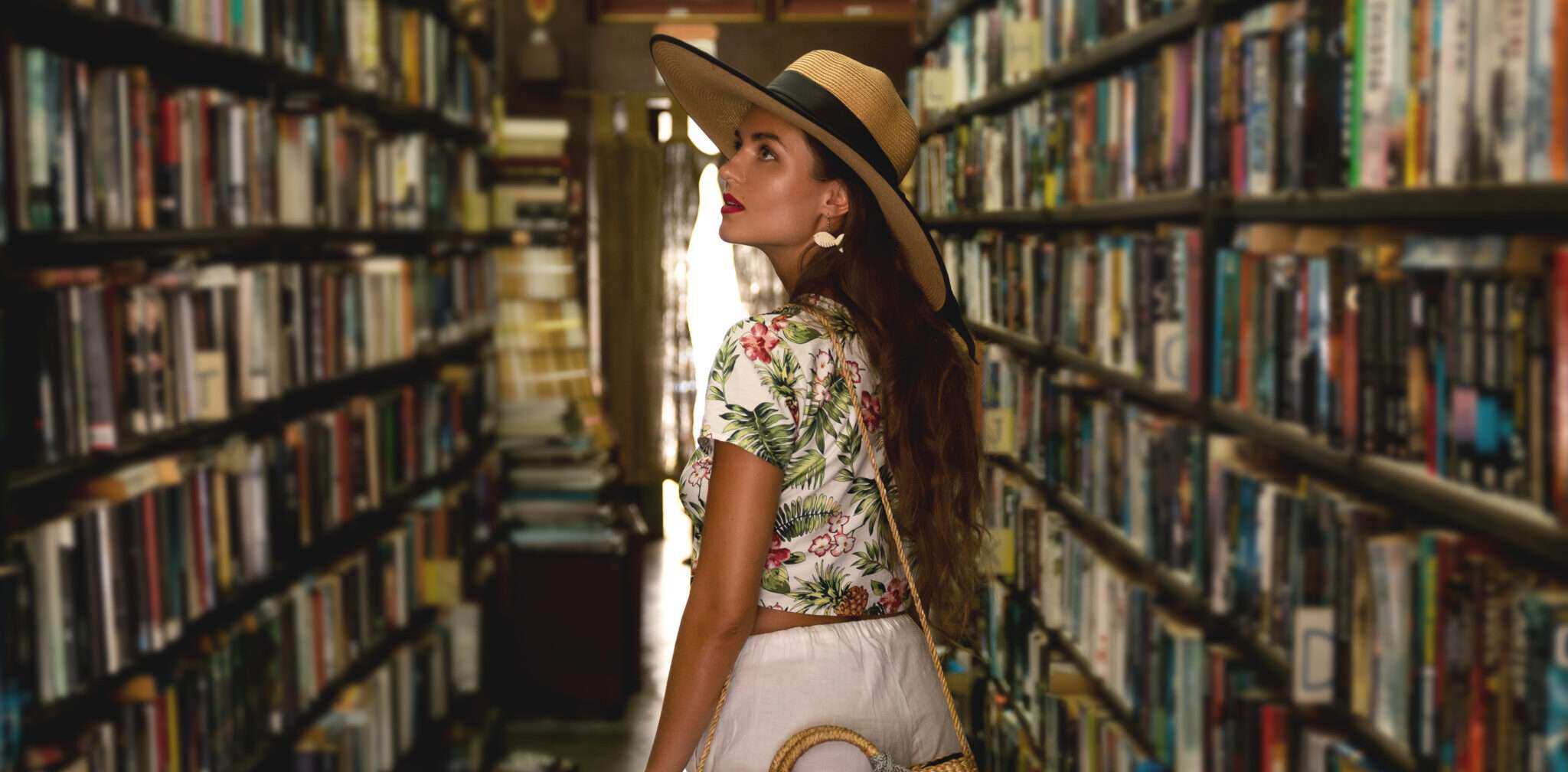 フランスの書店を歩く帽子をかぶった女性。 フランスの書店を歩く帽子をかぶった女性。