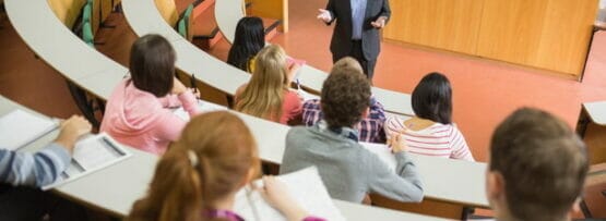 男性が講堂で学生にフランスについて講義しています。