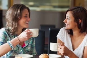 フランスのカフェでコーヒーを飲む 2 人の女性。