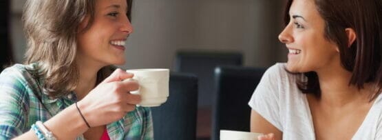 フランスのカフェでコーヒーを飲む 2 人の女性。