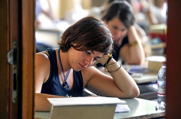 フランス語の教室で机に座っている女性。