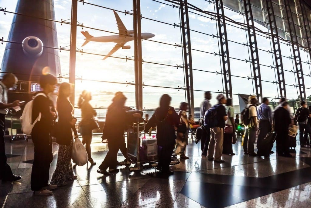 空港でフランス行きの飛行機に乗るのを待っている人々のグループ。