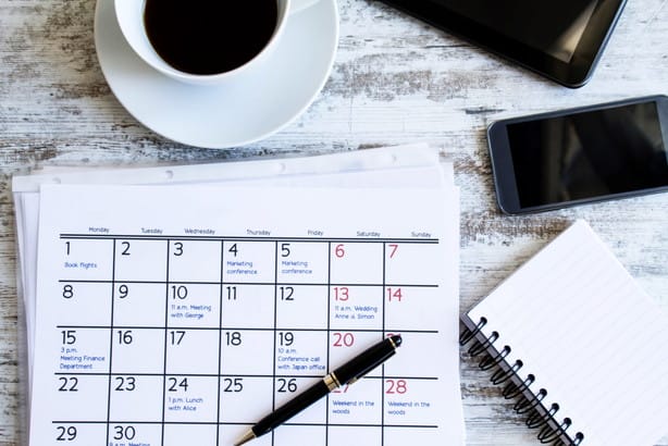 フランスのコーヒーを飲みながら机の上に置かれたカレンダー。