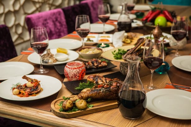 木のテーブルにフランス料理とワインがいっぱい。