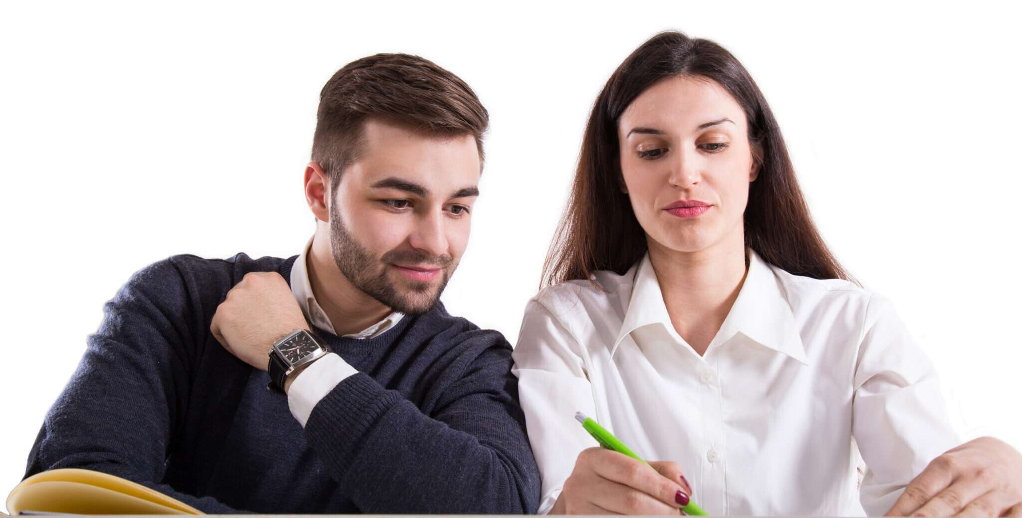 フランスの机に座る男性と女性。