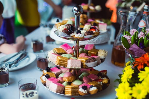 お茶会のテーブルにはフランスのデザートがいっぱい。 お茶会のテーブルにはフランスのデザートがいっぱい。