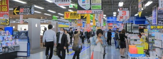 フランスの店を歩く大勢の人々。