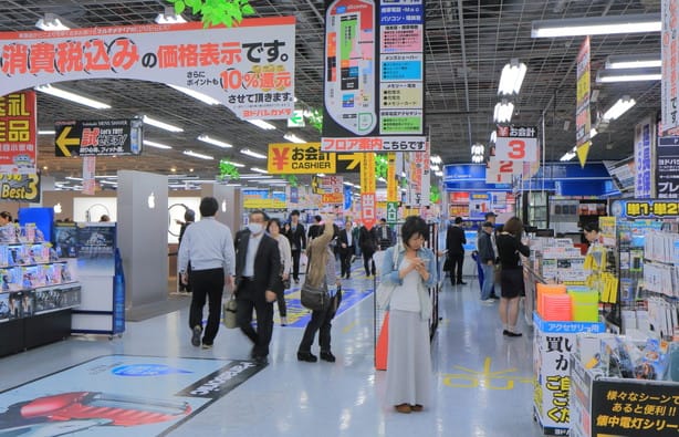 フランスの店を歩く大勢の人々。